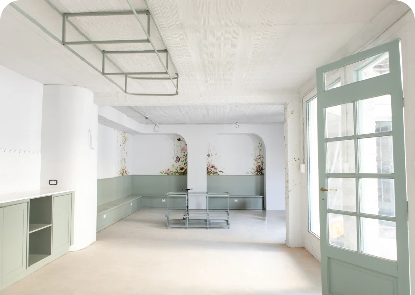 Spacious room with arched wall designs